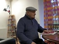 Caroline la fadihat bant berkan ra9i char3i se fait elle mme dépoussiérer par Papy pervers et son colocataire vicieux qui en profite pour lui explorer toute sa chatte.