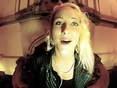 Avec son corps joliment décoré de tatouage, Nicky, notre vraie saloppe collectionne les hommes lorsquon parle d un sleep miniskrit de cul.