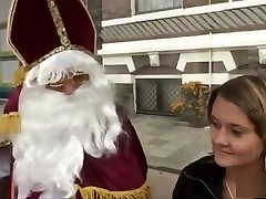 De sint neemt een stout meisje mee en straft haar met zijn staf!