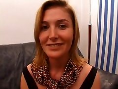Une mère blondasse de 40 ans est venue de Dijon découvrir les bons plaisirs sexuels de la maison, toute chaude doffrir sa chatte, mais à une condition, avoir les yeux bandés
