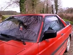 Jai dû marrter en fort pour que cette auto-stoppeuse puisse uriner. Excitant, je lai prise directement ma voiture. Je lai ensuite emmené dans mon garage pour la terminer par une bonne sodomie