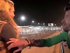milf in pelliccia viene preso e sbattuto nel retro di un auto