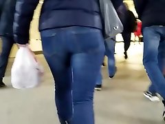 Fast moving MILFs ass in tight jeans