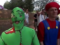 defqon ragazza nuda salto con lelastico