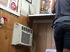 漂亮的屁股在我的力学车库