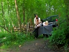 Chaudasse blondasse enculÃ©e sur le pickup et la pelouse