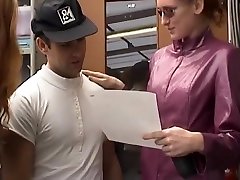 Deux copines pipent un garagiste avant de se ao fuck mom sodomiser