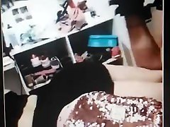 selenerecibiendo una palmada en el trasero y le gusta que su amiga la palme