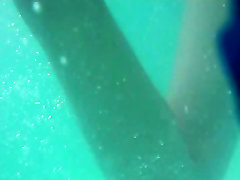 FF24 Latina Feet Underwater