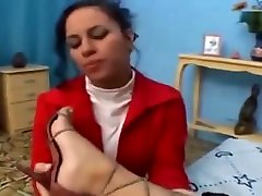 mettiti in ginocchio, stronza formica, succhiami le dita dei piedi. non dimenticare il tacco