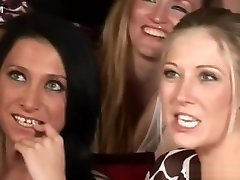 cfnm-kerl hat seinen gebogenen schwanz streichelte für ein publikum