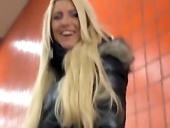 Blonde in Black kina dor Jacket with Fur Hood Sex
