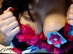 bruna sultry rivela le sue incredibili tette grandi e la sua sexy