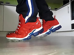 stomping banana in nike vapormax plus