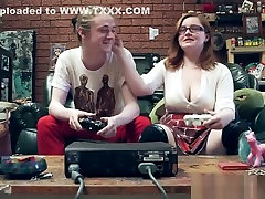 gamer mädchen lasst uns ihm lecken seine eigenen cum