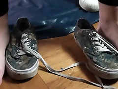piedi enormi e piedi piccoli confrontare e provare scarpe e confronto mano
