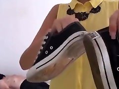 bella donna bionda che calpesta con converse