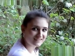 зеленый eyed брюнетка моча минет в the forest