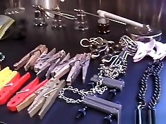 un teen angel con gli occhi bendati si fa prendere le sue tette bagnate