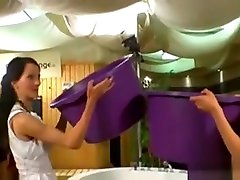丰满的母狗吞尿