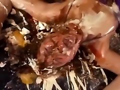 unordentliches essen und ei auf gesicht geworfen