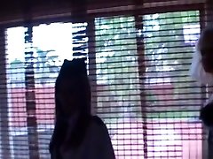 顽皮的青少年妓女给快乐的怪胎一个完美的他妈的