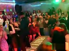 le ragazze fighe impazziscono e si spogliano da hardcore p