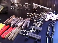 un teen angel con gli occhi bendati si fa prendere le sue tette bagnate