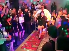 شاد و خرم عروسک کاملا هذیانی و برهنه در هار