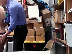 caliente adolescente rubia carmen callaway atrapados robando en una tienda follada por el guardia de seguridad