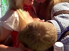 Zwei MILF schleppen Jungspund auf Oktoberfest ab