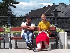 natürliche enorm tits mädchen crawling im freien
