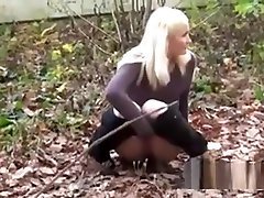 rossa giocherellona che piscia in una valentina falls vuota