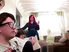 nerd ottiene pompino fantastico in una cosa a tre