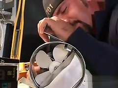 la scolaretta di filadelfia si fa fare un ditalino e si fa un duro lavoro