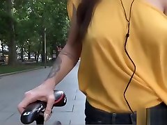 Superbe brune a gros seins qui fait du velo sans soutien gorge