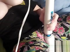 quickie hitachi orgasmo prima di letto cicciottella bionda grandi tette leggings