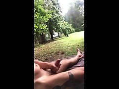 nudo e nutting vicino alla strada