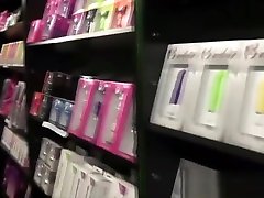 Une son wiht mom xxxx salope belge se branle dans un sexshop