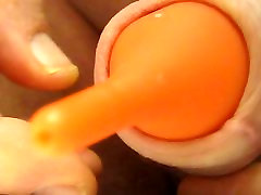 jovencita adulto por dinero streching with rubber ball