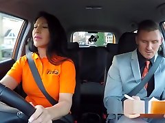 busty babe saugt großen schwanz im auto