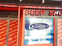 Ligando en un sex shop xxx private desi glass