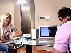 sexy babe veut que tu frappes par derrière