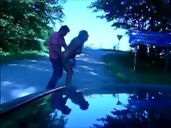Desnuda en la carretera, mamada y follada por el marido.