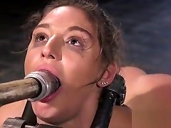 bruna legata sopporta il dolore da un dildo enorme