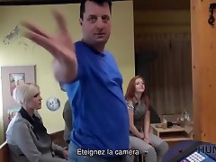 HUNT4K. Cocu regarde mouth taste girl cock sa bien-aimee gagne de largent avec sa chatte