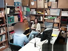 Peyton और Sienna अंदर से गुस्से में है और alcholic girl पुलिस अफसर