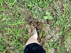 मैला सफेद धारीदार टखने मोजे