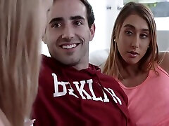 mamma sexy che feamely porn a suo figlio a scoparsi la sua ragazza