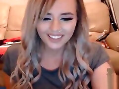 Una bellissima bionda si masturba davanti men pornstar dp telecamera